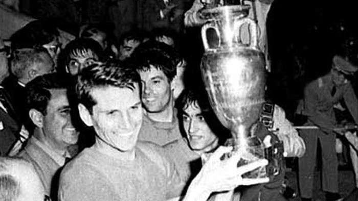 Trong trận đá lại, Italia đánh bại Nam Tư 2-0 để giành chức vô địch. Giacinto Facchetti giương cao chiếc cúp Henri Delaunay để ăn mừng chức vô địch ở một giải lớn đầu tiên của Italia sau tròn 30 năm (World Cup 1938).