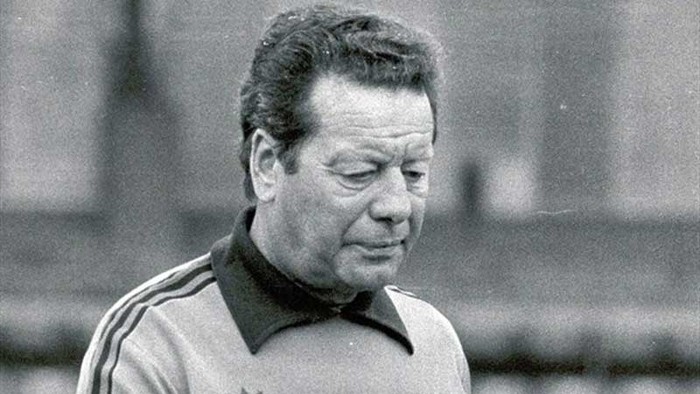 EURO 1980: Kỳ EURO này chỉ có 8 đội tham dự, chia làm 2 bảng và 2 đội đầu bảng vào chung kết. HLV Guy Thys (ảnh) mang lại bất ngờ lớn nhất của giải đấu khi dẫn dắt ĐT Bỉ đứng đầu bảng B, đánh bại Tây Ban Nha và cầm hòa Anh & Italia.