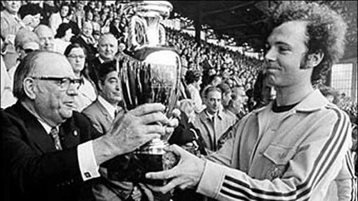 Đội trưởng Tây Đức Franz Beckenbauer nhận chiếc cúp vô địch, khởi đầu cho thập niên Vàng của bóng đá Tây Đức.