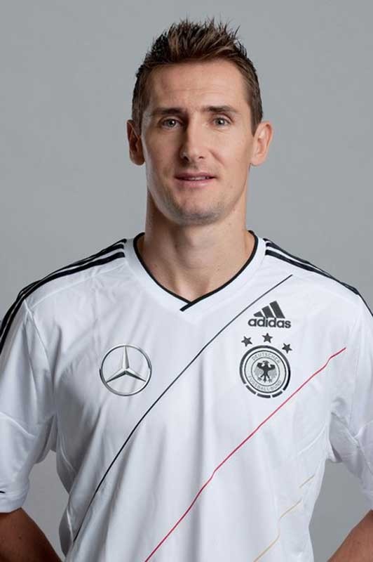 3. Miroslav Klose (Lazio - Đức - 33 tuổi): Ghi 13 bàn và có 7 lần kiến tạo cho Lazio trong 27 trận tại Serie A (2282 phút – tỷ lệ 176 phút/bàn). Tuy nhiên Klose có vẻ vô duyên với EURO khi mới có 2 bàn thắng trong những lần tham dự.