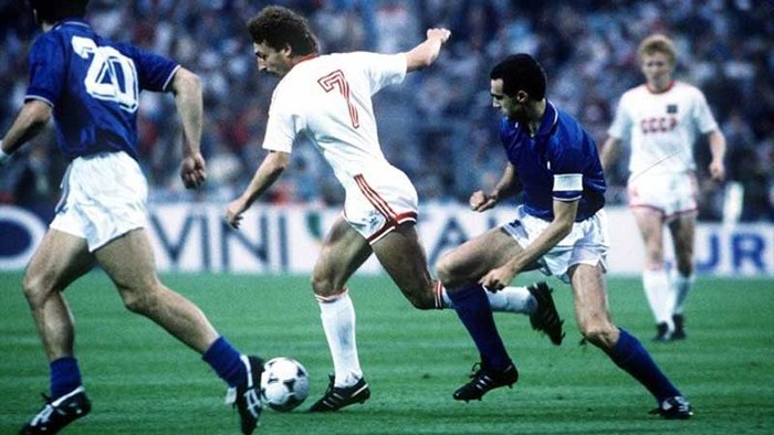 Ở trận bán kết thứ hai, Italia được đánh giá cao vì đã từng hạ Liên Xô 4-1 trong một trận giao hữu. Nhưng độ chính xác thấp trong các cú dứt điểm khiến Italia phải hối tiếc. Lần lượt Lytovchenko và Protasov ghi bàn để đưa đoàn quân của Lobanovsky vào chung kết.
