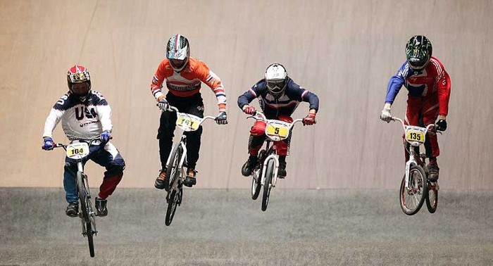4 tya đua của (từ trái sang) Mỹ, Hà Lan, Pháp và Anh biểu diễn trong phần thi BMX World Challenge tại giải vô địch BMX Thế giới tại Birmingham, Anh