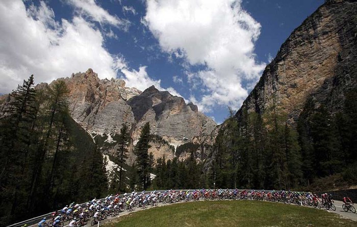 Đoàn đua ở chặng thứ 17 của cuộc đua Giro d’Italia từ Falzes tới Cortina D’apezzo