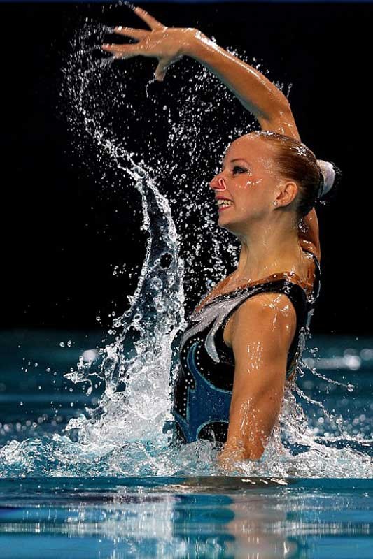 Nadine Brandl (Áo) biểu diễn trong phần thi kỹ thuật cá nhân tại giải Vô địch bơi nghệ thuật châu Âu 2012.