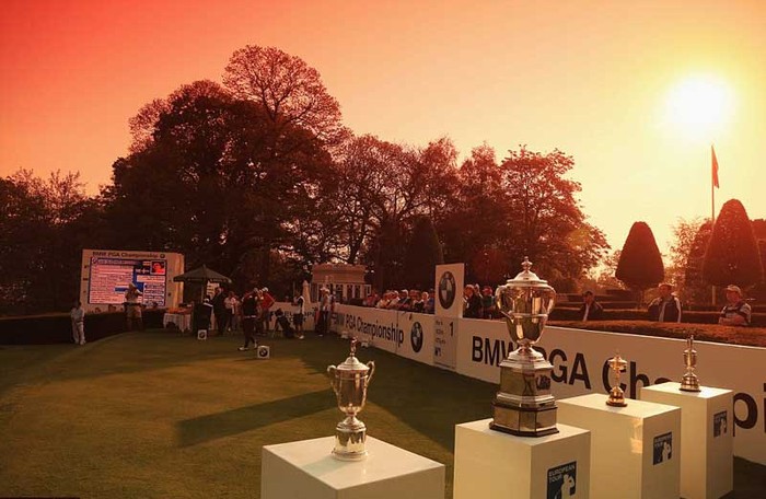 4 chiếc cúp vô địch (từ trái sang) Claret Jug, Ryder Cup, Walker Cup và US Open được tay golf Joel Sjoholm (Thụy Điển) trưng bày trước giờ bắt đầu vòng 1 của giải PGA BMW.