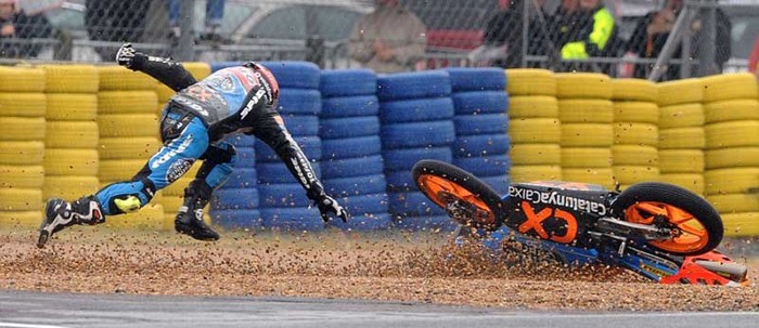 Tay đua Miguel Oliveira ngã khỏi chiếc xe Suter Honda trong cuộc đua French Moto3 Grand Prix tại Le Mans, Pháp.