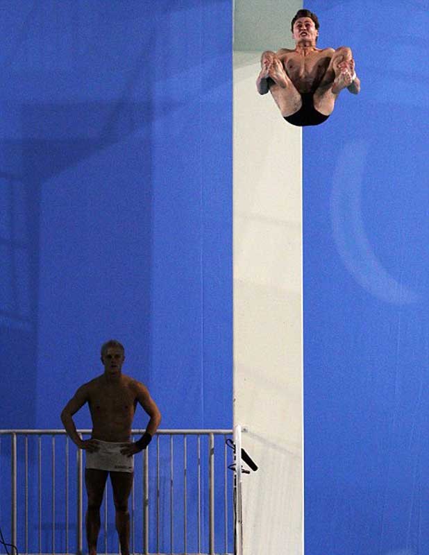 Oleksandr Bondar của Ukraine biểu diễn ở nội dung nhảy cầu 10m tại giải Vô địch lặn châu Âu tổ chức ở Eindhoven, Hà Lan.