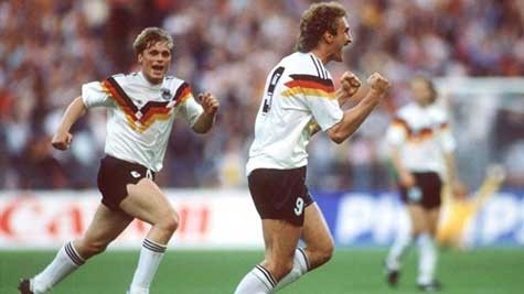 Rudi Voller ăn mừng bàn thắng vào lưới TBN, giúp Đức tiến vào bán kết