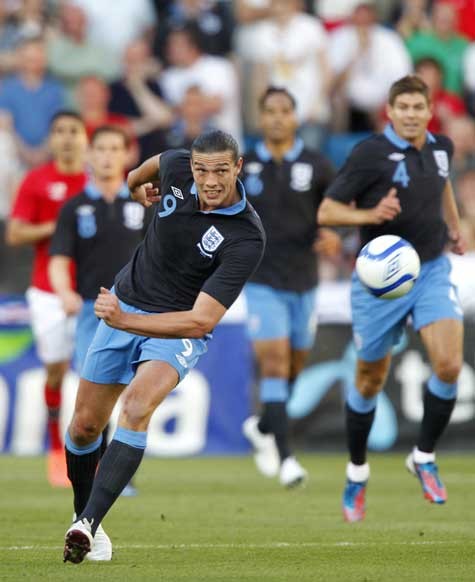 Với việc đeo áo số 9, Andy Carroll có thể sẽ là trung phong chính thức của tuyển Anh tại EURO 2012
