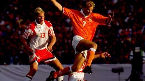 Ngôi sao trẻ Dennis Bergkamp (phải) đưa Hà Lan tới bán kết nhưng gục ngã trước Đan Mạch trên chấm 11m