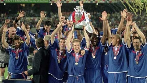 Didier Deschamps cùng các đồng đội ăn mừng chức vô địch châu Âu 2 năm sau khi đăng quang tại World Cup