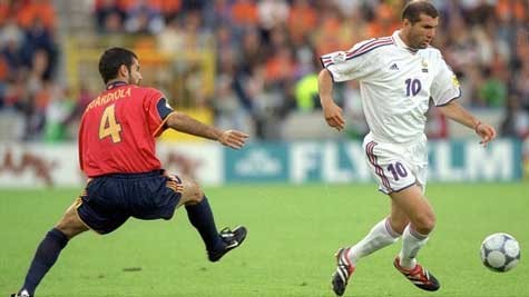 Zidane đưa Pháp vượt qua tứ kết với cú đá phạt tung lưới TBN. Fabien Barthez cản phá một quả phạt đền của Raul