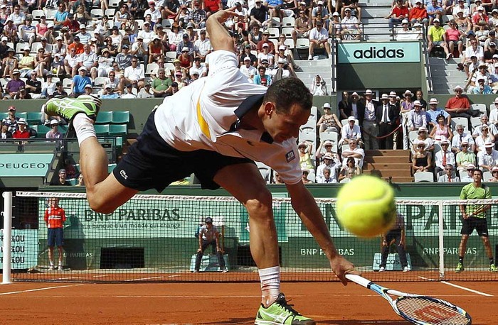 Michael Llodra đánh trả giao bóng cho Guillermo Garcia-Lopez (Tây Ban Nha) trong trận đấu tại Roland Garros