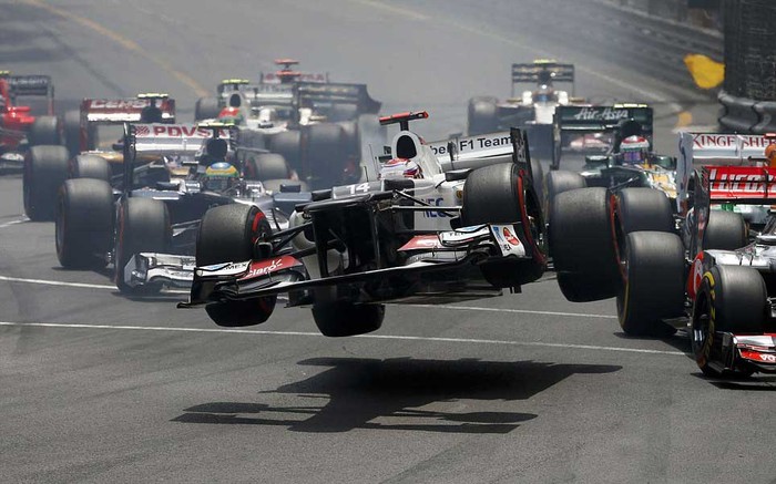 Chiếc xe của Kamui Kobayashi bị nhấc bổng lên không sau khi va chạm ở vòng đua đầu tiên cuộc đua F1 Monaco Grand Prix.