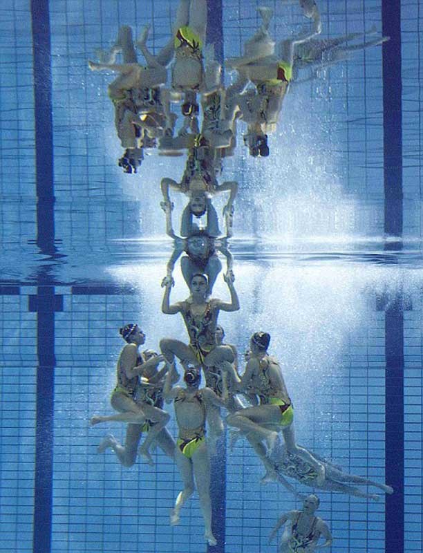 Đội Ukraine đang biểu diễn bài thi ở nội dung phối hợp tự do của Giải vô địch Lặn & bơi nghệ thuật châu Âu