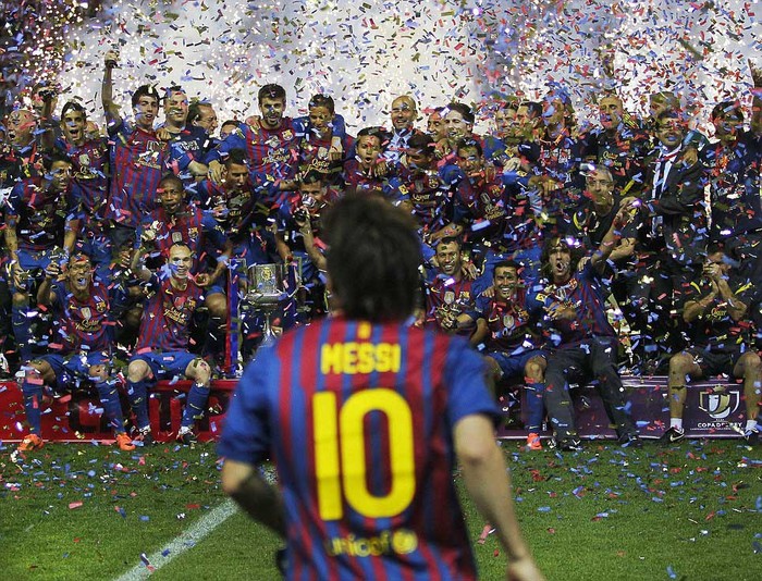 Lionel Messi bước về phía bục trao danh hiệu Copa del Rey của Barcelona sau khi đánh bại Athletic Bilbao trong trận chung kết.