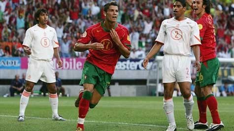 Cristiano Ronaldo ghi bàn trong chiến thắng của Bồ Đào Nha trước Hà Lan tại bán kết