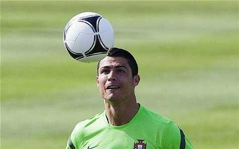 Đã 27 tuổi, và EURO 2012 sẽ là một cơ hội không thể tốt hơn để Ronaldo giành được ánh hào quang mà Messi đã che lấp
