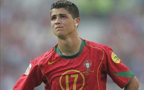 EURO 2004 là một kỷ niệm đau đớn với Ronaldo, khiến anh dễ bị tổn thương hơn khi chịu sức ép phải đóng vai người hùng
