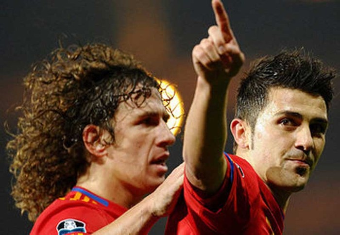 1. Những sự vắng mặt: Lạc quan mà nói thì đội tuyển xứ Bò tót với dàn cầu thủ toàn sao sẽ chẳng khó khăn gì tìm người thay thế Carles Puyol và David Villa. Thực tế không như vậy. Villa là Chân sút xuất sắc nhất thế giới cấp độ ĐTQG của năm 2010, và anh đã ghi 5 bàn tại World Cup 2010, giải đấu mà Puyol cũng ghi bàn. Tựu chung lại, họ đều là những ngôi sao một khi khoác áo đội tuyển.