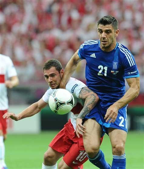 Hy Lạp chơi chật vật trước chủ nhà Ba Lan trong hiệp 1