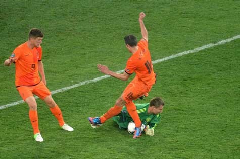 Andersen lao ra chắn cú sút của Huntelaar trước khi ngăn cản cú đá bồi của Van Persie