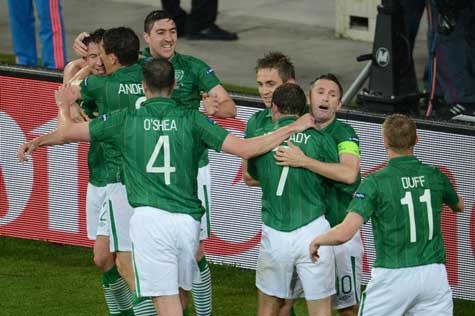 Các cầu thủ Ireland ăn mừng sau bàn gỡ hòa của St. Ledger
