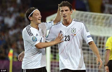 Mario Gomez với 3 bàn trong 2 trận đưa Đức tới sát chiếc vé dự tứ kết