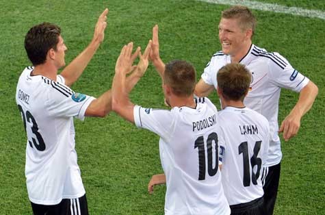 Gomez lập cú đúp giúp Đức dẫn 2-0 trong hiệp 1