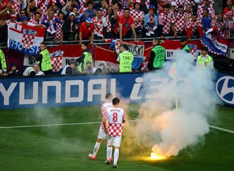 Pháo sáng do các CĐV Croatia ném xuống sân