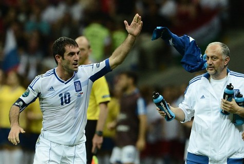 Karagounis ăn mừng bàn thắng quan trọng cho Hy Lạp.