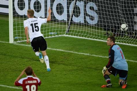 Bender ghi bàn nâng tỷ số lên 2-1 cho Đức