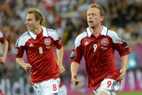 Krohn-Dehli (phải) đưa Đan Mạch tới kết quả hòa trong hiệp 1
