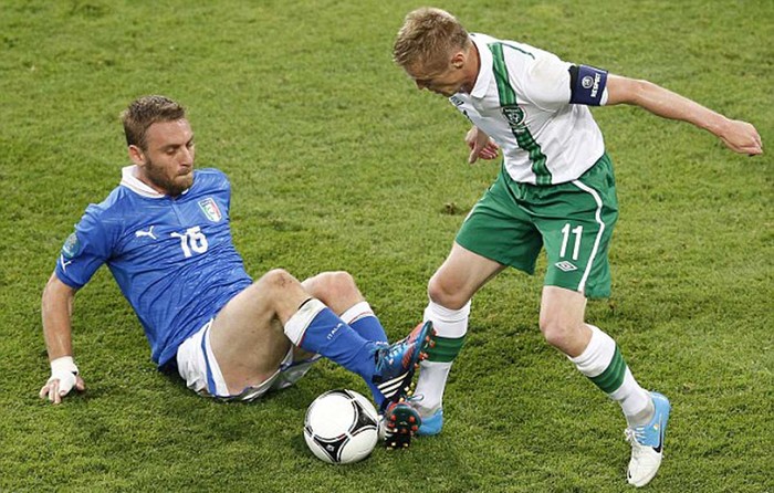 Ireland tấn công để tìm bàn thắng, buộc Italia có thời điểm phải lùi sâu về sân nhà