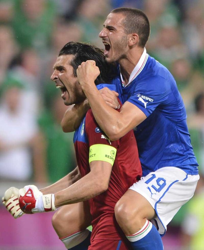Niềm vui không thể tả được trên khuôn mặt của Buffon và Bonucci