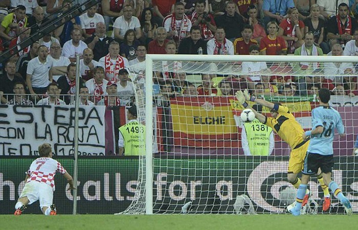 Casillas xuất thần cản một cú đánh đầu cận thành của Rakitic sau một cú cứa lòng tạt vào của Modric
