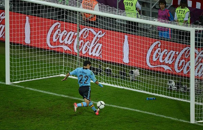 Jesus Navas một mình một bóng trước cầu môn trống của Croatia sau đường chuyền của Iniesta