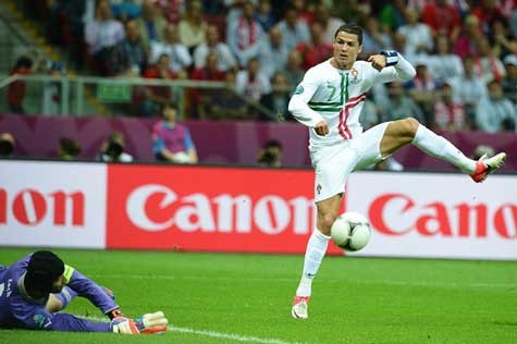 Ronaldo sút đập cột trong tình huống cuối cùng của hiệp 1