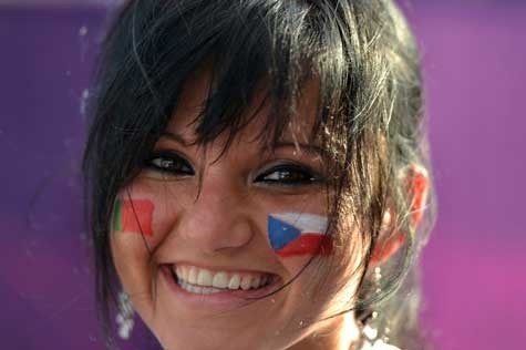 Một nữ cổ động viên với 2 lá cờ Czech và Bồ Đào Nha ở hai bên má