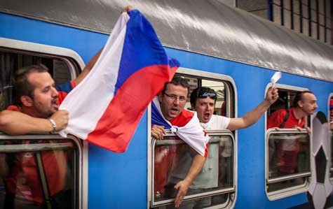 Các CĐV Czech trên chuyến tàu đặc biệt từ Prague tới Warsaw để cổ vũ cho đội tuyển nhà