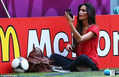 Nữ phóng viên Sara Carbonero - bạn gái của Iker Casillas - có mặt bên đường pitch