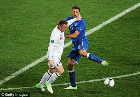 Việc phải chạy không bóng quá lâu - hệ quả của việc Anh bị ép sân - khiến đôi chân của Rooney mệt mỏi mỗi lần chạm bóng