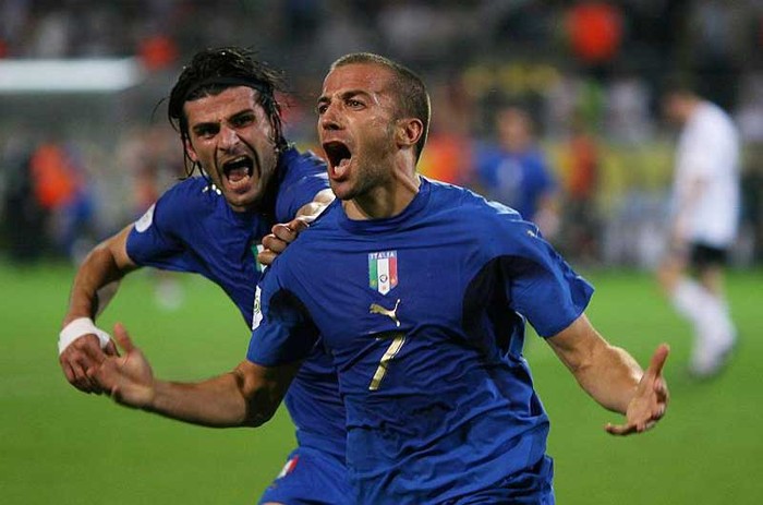 Italia 4-1 Đức (Giao hữu, 1-3-2006): 3 tháng trước World Cup, Italia và Đức có cuộc tổng duyệt lớn bằng trận giao hữu tại Rome. Đội hình non trẻ của Jurgen Klinsmann đã khiến người hâm mộ lo lắng khi để thua đậm. Gilardino với bàn thắng ngay ở phút thứ 4 đã khai thông dòng bàn thắng cho Italia. Lần lượt Luca Toni (4’), De Rossi (39’) và Del Piero (57’) an bài thế trận khi kim đồng hồ chưa đi quá 1 giờ. Đức có bàn gỡ của Robert Huth ở phút 82.
