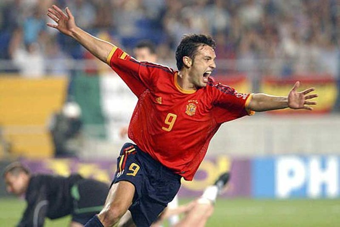 Tây Ban Nha 1-1 Bồ Đào Nha (Giao hữu, 13-2-2002): Bồ Đào Nha đang sở hữu lứa cầu thủ tấn công tốt nhất sau gần 20 năm, với Luis Figo cầm đầu. Rui Costa mở tỷ số ở phút 29 cho BĐN, nhưng Fernando Morientes (ảnh) đã ấn định tỷ số hòa trong trận gặp nhau đầu tiên của 2 đội ở thế kỷ mới.