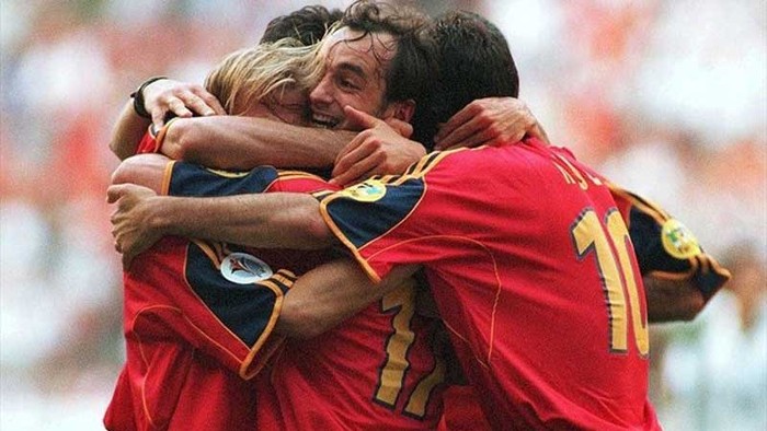 Bồ Đào Nha 0-3 Tây Ban Nha (Giao hữu, 6-9-2003): Tây Ban Nha lúc này đã bắt đầu rục rịch chuẩn bị cho EURO 2004 và trận giao hữu này chỉ là một phần trong đó. Joseba Etxebarria của Athletic Bilbao mở tỷ số ngay phút 12, và cứ thế TBN chiếm lĩnh trận đấu với 2 bàn của Joaquin và Diego Tristan ở các phút 63 và 75.
