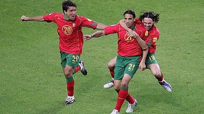 Tây Ban Nha 0-1 Bồ Đào Nha (Bảng A, EURO 2004, 20-6-2004): Một trong những trận đấu quan trọng của TBN ở bảng A sau khi bị Hy Lạp cầm chân 1-1 ở trận đấu trước đó. Dù có Iker Casillas trong khung thành cùng cặp tấn công Morientes – Raul, TBN vẫn bị đội chủ nhà đánh bại nhờ vào bàn thắng của Nuno Gomes ở phút 57. Đó là lượt trận cuối của bảng A, và dù có 4 điểm như Hy Lạp (thậm chí cùng hiệu số, cùng số bàn thắng lẫn bàn thua), nhưng TBN đã bị loại vì luật thành tích đối đầu.