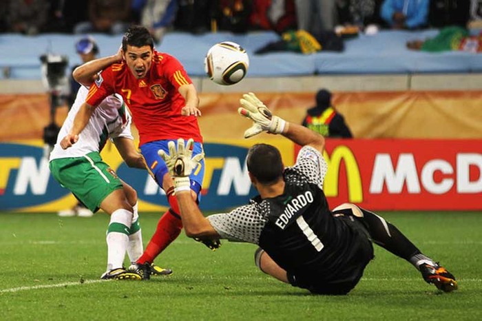 Tây Ban Nha 1-0 Bồ Đào Nha (Tứ kết, World Cup 2010, 29-6-2010): 6 năm sau thất bại ở EURO 2004, cuối cùng Tây Ban Nha đã gặp lại đối thủ cũ, lần này là trong một trận knock-out. Với dàn cầu thủ mạnh hơn bao giờ hết sau thắng lợi tại EURO 2008, TBN chiếm thế thượng phong trong phần lớn thời gian thi đấu. Dù không tận dụng được nhiều cơ hội, nhưng chỉ bàn thắng của David Villa ở phút 63 là đủ để họ tiến vào bán kết trước khi đăng quang tại Nam Phi.