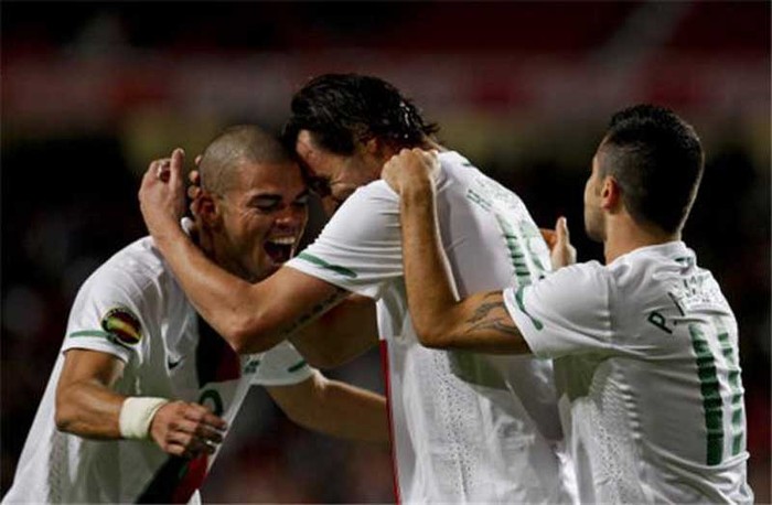 Bồ Đào Nha 4-0 Tây Ban Nha (Giao hữu, 17-11-2010): 5 tháng sau thất bại ở World Cup, Bồ Đào Nha lại chuẩn bị cho EURO 2012, và lần này họ đối đầu một Tây Ban Nha vẫn có hầu như mọi cầu thủ chính thức trong đội hình xuất phát. Tuy nhiên đây lại là một trận đấu khá tồi của hàng phòng ngự La Roja. Sau bàn mở tỷ số của Carlos Martins trước giờ giải lao, BĐN rút ra ngoài sân Carvalho và Ronaldo nhưng họ vẫn ghi 3 bàn thắng. Một bàn phản lưới của Sergio Ramos phút 49, bàn thắng của Helder Postiga phút 68 và bàn ấn định của Hugo Almeida phút 90 đưa các CĐV Bồ Đào Nha ra về trong hạnh phúc.