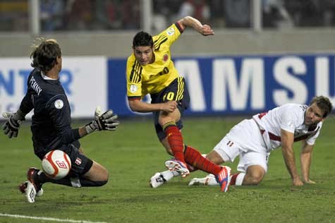 James Rodriguez (áo vàng) thi đấu cho ĐTQG Colombia