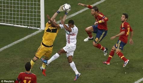 Casillas bắt một quả tạt ngay trước cái đầu của Nani